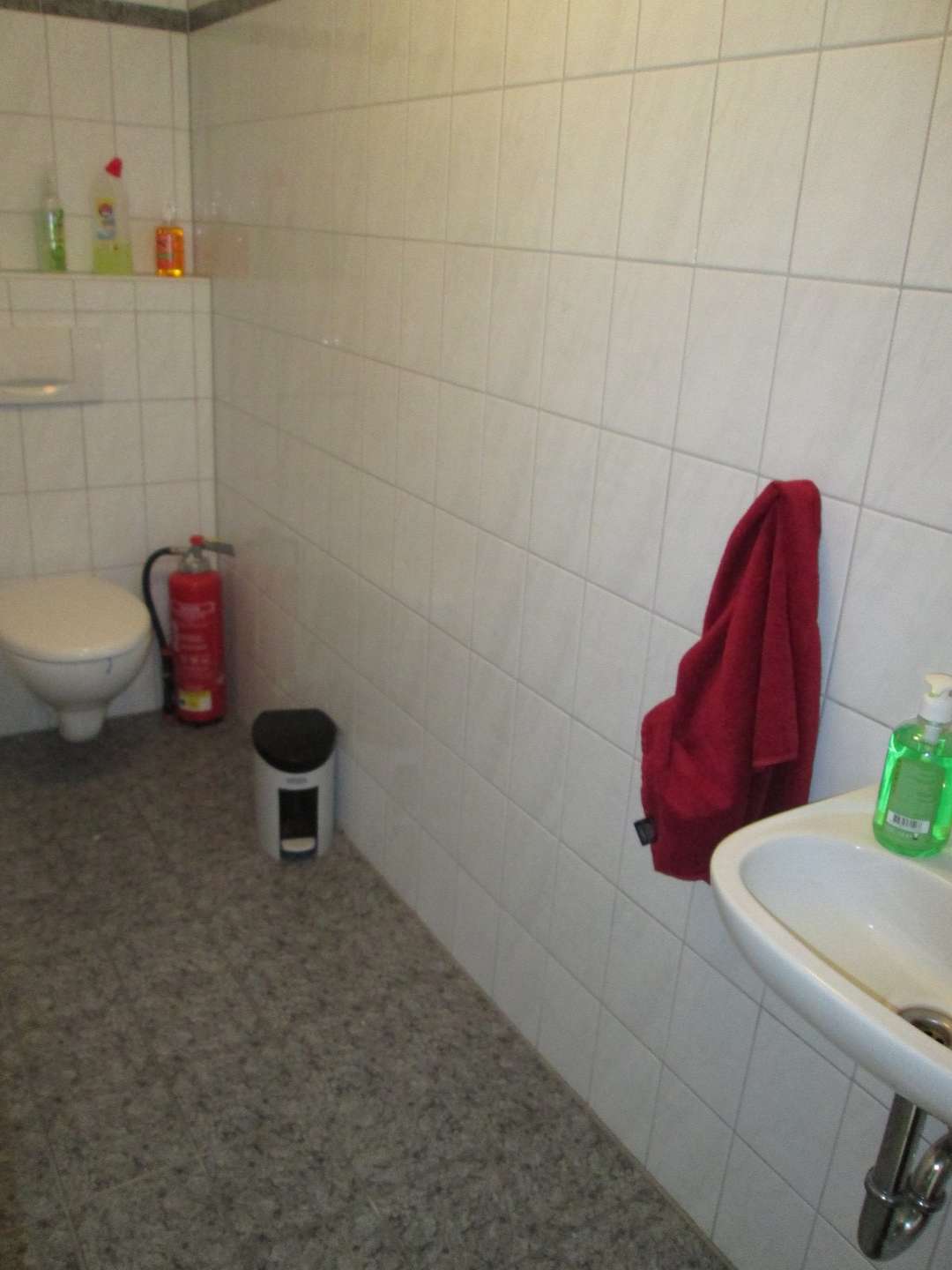 TOP LAGE UND VIELSEITIG NUTZBAR - PKW-Stellpl&auml;tze vorhanden - Laden, Praxis, Fitnessstudio etc.